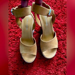 NWOT: Marc Fisher Tan Playform Sandals with Ankle Strap